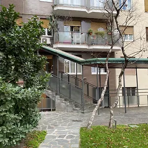- Navigli - Via Savona , Milano Italia